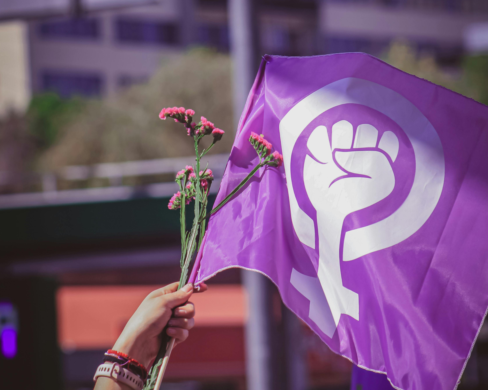 Empoderamiento Económico de las Muxeres: Cómo los Productos Feministas Apoyan la Lucha