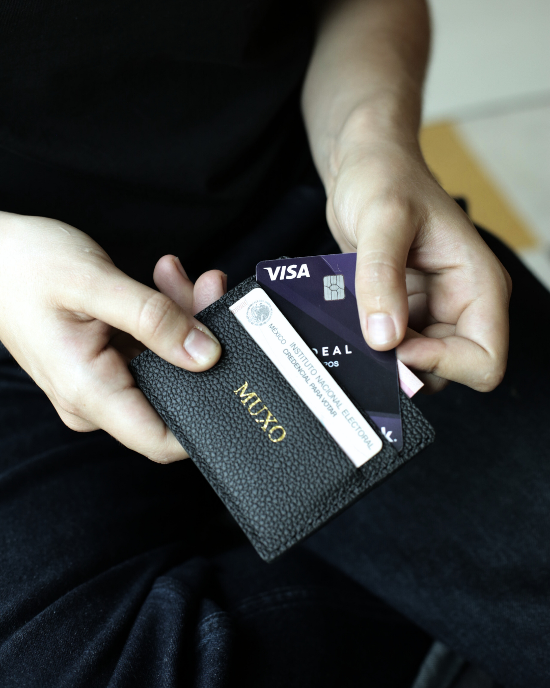 Tarjetero de Piel con Iniciales